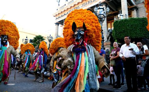 El Festival Cervantino de Guanajuato: Una celebración anual que fusiona la cultura mexicana con la española en un festival vibrante y alegre.